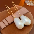 Orecchini vintage con perle bianche a goccia e ganci dorati su scatola regalo - Bianco