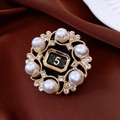 Spilla rotonda vintage placcata oro 18k con perle bianche, cristalli e numero 5 - 73 Spilla - Nero - Oro