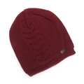Detalle de gorro de punto granate con trenzado y placa decorativa de metal plateado - Talla única / Burdeos