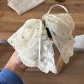 Pince à cheveux nœud en dentelle blanc cassé avec pois noirs et broderie florale - Nœud en Dentelle à Pois / Beige