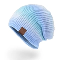 Bonnet en tricot dégradé tie-dye bleu blanc et violet avec écusson en cuir montagne - Dégradé Bleu (XBG-9858)