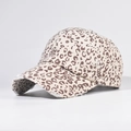 Détail d'une casquette léopard avec bords usés et texture en toile de coton vintage - Réglable / Léopard Beige