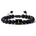 Detailaufnahme der Lavastein-Armband mit goldenem Buchstaben I und matten schwarzen Perlen - Buchstabe I(I)