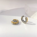 Détail des boucles d'oreilles créoles bicolores or et argent sur fond blanc - Double Arc Bicolore (Diamètre 1,4 cm)