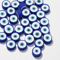 Makroaufnahme von 10mm blauen Evil Eye Perlen aus Polymer-Ton für DIY-Schmuck und Basteln - Saphirblau
