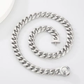 Chaîne cubaine 13mm argentée pour homme avec boucle ronde sertie CNC sur fond blanc - Acier avec boucle lisse