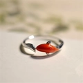 Detalle macro de anillo ajustable de carpa koi en plata con esmalte naranja vivo - Estilo 6