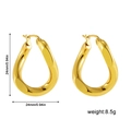 Detailansicht goldener Hohl-Ohrringe in Tropfenform mit gedrehtem Design, Größe 24 mm - 22587-4 Gedrehte Tropfenform