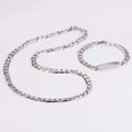 Primo piano del set collana a catena cubana argento e bracciale con piastra piatta lucida - Larghezza 6mm / Set Argento