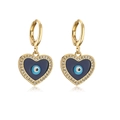 Nahaufnahme der herzförmigen Ohrringe mit 18K Vergoldung, Zirkonia und blauem Auge - Gold Herz Böser Blick