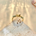 Detail eines goldenen Schmetterlingsrings mit blauen Zirkonia auf Steinuntergrund - Einstellbar Offen / Gold Blau Zirkonia