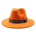 Détail d'un chapeau en laine orange avec ruban noir et broderie LOVE colorée - Orange