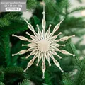 Décoration flocon de neige rose doré scintillant sur un sapin de Noël vert - Ornement Suspendu Flocon de Neige Doré