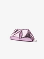 Detailopname van roze slangenpatroon textuur en metalen ketting van de cloud clutch tas - Roze slangenprint