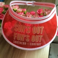 Rote transparente PVC-Sonnenblende mit weißem SUN'S OUT FUN'S OUT Slogan und Gummiband - Roter Transparenter Stil mit Englischen Buchstaben
