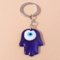 Detail der blauen Hand der Fatima Schlüsselanhänger mit Evil Eye Harzanhänger und Ring - Kleine Hand der Fatima