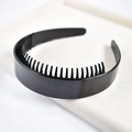 Detail of black plastic headband with teeth for secure non-slip hair styling and facial care - 1# Wide Shiny Black Toothed Headband