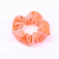 Chouchou en velours orange pêche avec texture douce et élastique à cheveux durable - Orange Rose