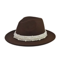 Vista detallada de un sombrero fedora de lana marrón con elegante banda de perlas. - Café