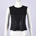 Detailopname van cropped zwart kunstlederen vest met slangenpatroon textuur afwerking - S / Zwart