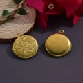 Pendentifs médaillons dorés ronds avec texture florale en relief et finition polie - N°25 Médaillon Rond à Relief Floral (27.5*31mm)