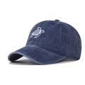 Détail de la broderie tortue blanche sur une casquette en coton lavé bleu marine - Réglable / Tortue Bleu Marine