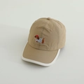 Detalle del bordado de perrito y textura de la tela en la gorra de bebé color caqui - Niños 3-10 Años 50-54CM / Café