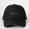 Détail de la broderie Carpe Diem blanche sur une casquette de baseball en toile noire - Taille unique / Noir