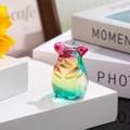 Dettaglio ravvicinato di una statuetta di animale in vetro cristallo sfumato - Topo dello Zodiaco / Sfumatura Arcobaleno