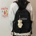 Zaino in tela nera con ricamo bianco fashion e ciondolo a forma di orsetto di peluche - Con Ciondolo Orso Blush / Nero