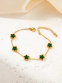Elegante gouden armband met vijf groene stervormige edelstenen en een kralenrandafwerking - Groen Zirkoon Ster Armband