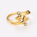 Detalle de anillo de mariposa dorado con acabado mate y pequeños cristales brillantes - US 6 / Dorado