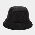 Primer plano del gorro de pescador acolchado negro con costuras geométricas y relleno - M (56-58cm) / Negro