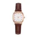 Primo piano dettagliato di un orologio al quarzo quadrato in oro rosa con cinturino marrone - Cassa Oro Rosa Quadrante Bianco Cinturino Marrone