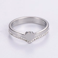 Anillo de corazón en forma de V de acero inoxidable plateado con cristales pavé - US 6 / Color Acero