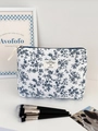 Dettaglio macro della borsa da trucco trapuntata con motivi floreali blu vintage - Pochette in Porcellana Bianca e Blu