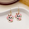 Dettaglio degli orecchini a teschio con rose rosa e farfalle rosse su piatto ceramico - Stile Rosa Rosa Teschio (E5738-6)