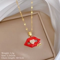 Collier doré avec lèvres rouges, cœur serti et pendentif Kiss sur fond de soie - Collier lèvres rouges et zircon rouge (A404)