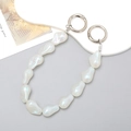 Catena in perle acriliche irregolari bianco iridescente con chiusure a molla argento - Catena a mano / placcatura colorata