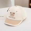 Dettaglio del cappellino per bambini con ricamo a orsetto e rete traspirante - 50cm 1-3 Anni / Bianco Sporco