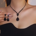 Set gioielli con pendenti neri a goccia, collana con nappa e orecchini abbinati - Nero