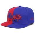 Dettaglio del cappello snapback rosso e blu con ricamo gotico Thug Life e Outlaw - Rosso Blu Patchwork