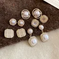 Dettaglio di un set di 5 paia di orecchini vintage con perle e strass dorati - Set da 5 Pezzi Occhio di Gatto Oro (10#)