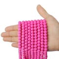 Rosa 8mm Polymer-Ton-Rundperlen in der Hand für DIY-Schmuckherstellung und Armbänder - Pfirsichrosa
