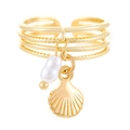 Dettaglio anello dorato a più strati con fascia testurizzata, perla e ciondolo a conchiglia - Stile Conchiglia (N-891) / Oro
