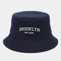 Dettaglio del ricamo Brooklyn e occhielli in metallo sul cappello a secchiello - M (56-58cm) / Blu navy