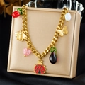 Dettaglio del bracciale a catena dorata con ciondoli coccinella ape farfalla e peperoncino - Collana Singola (N3554)