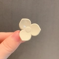 Molletta per capelli a fiore bianco crema per coda di cavallo in resina lucida - Trifoglio / Bianco Crema