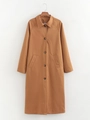 Gros plan du trench-coat long kaki avec boutons marron et poches latérales sur un cintre - S / Jaune Gingembre