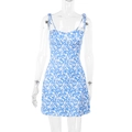 Detailopname van de blauwe bloemenjurk met verstelbare strikbandjes en een slanke pasvorm - S / Blauw
